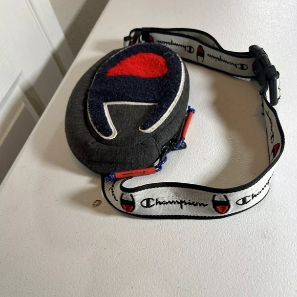 Champion Prime Waist Pack/Fanny Pack/mini sling bag, Gray Oversize Logo Unisex - Picture 4 of 13